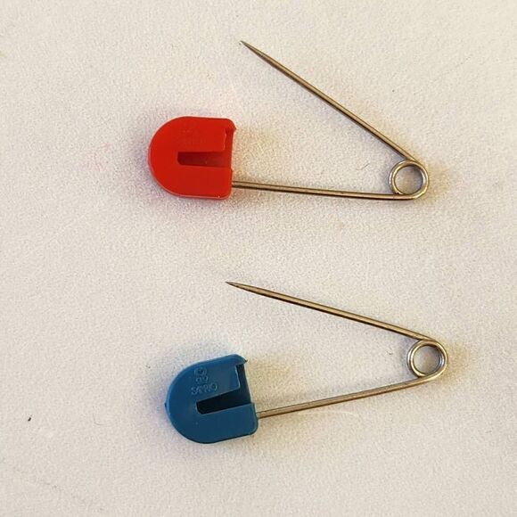 Two vintage hello Kitty safety diaper pins red blue cartoon kitten cat - Picture 4 of 4